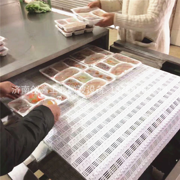微波隧道爐盒飯加熱設(shè)備   熱鏈學(xué)生餐二次復(fù)熱設(shè)備
